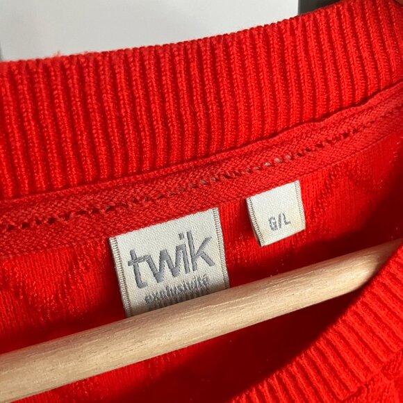 Bright red, drop-shoulder, diamond-textured sweater - Picture 3 of 7
